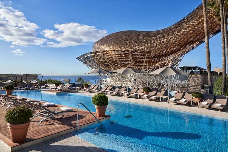 Piscine avec vue sur mer à l'hôtel Arts Barcelona