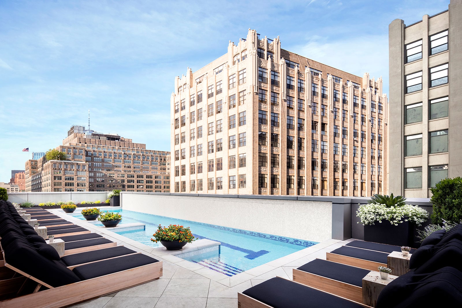 Piscine extérieure de The Dominick Hotel