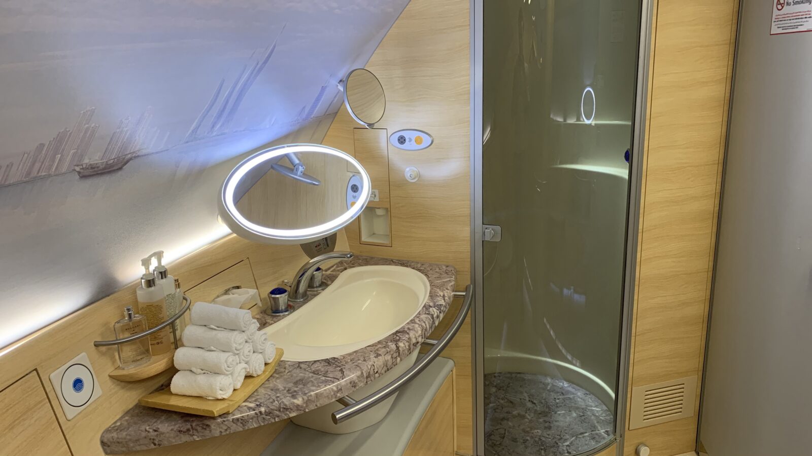 Salle de bainà bord de la Première Classe du Airbus A380 d'Emirates