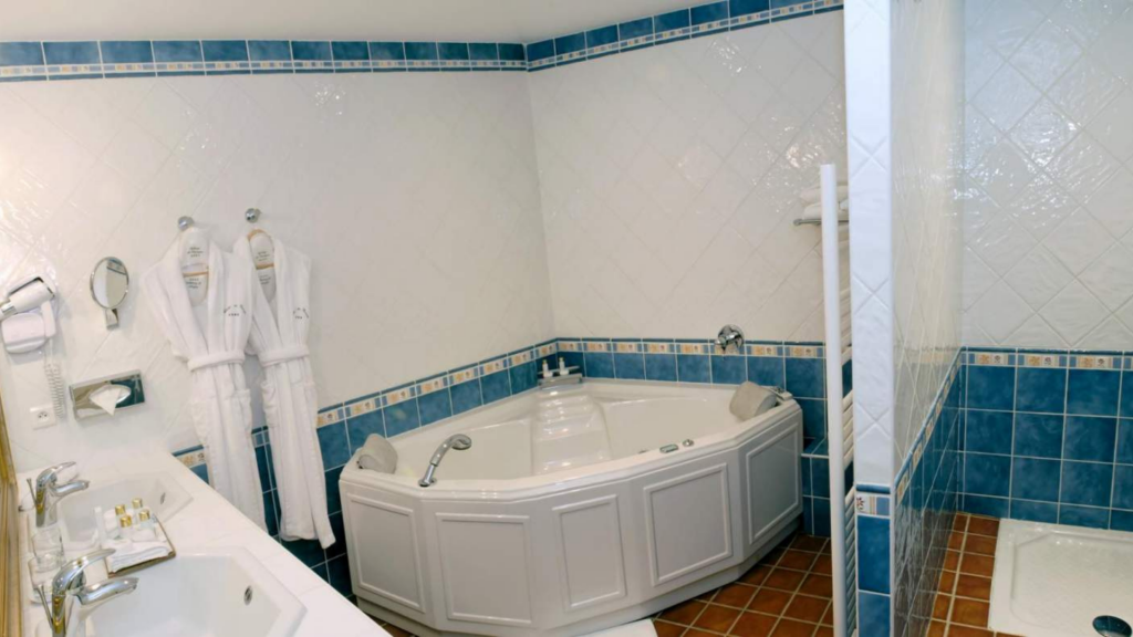 La Chambre Luxe Supérieure est située en rez de jardin, cette chambre dispose d’une salle de bain avec baignoire d'angle "Jacuzzi" pour 2 Personnes & d'une douche séparée, mais aussi d'une terrasse ouvrant sur le jardin.