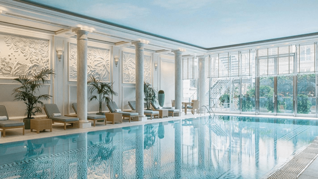 La piscine de l’hôtel Shangri-La Paris