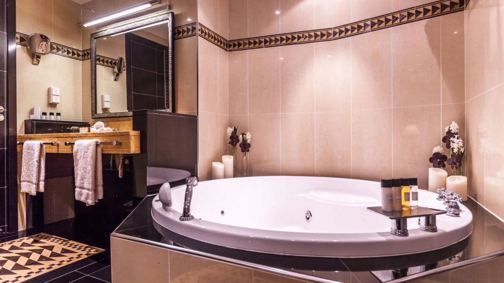 L’Hôtel du Collectionneur Paris - salle de bain avec jacuzzi privatif