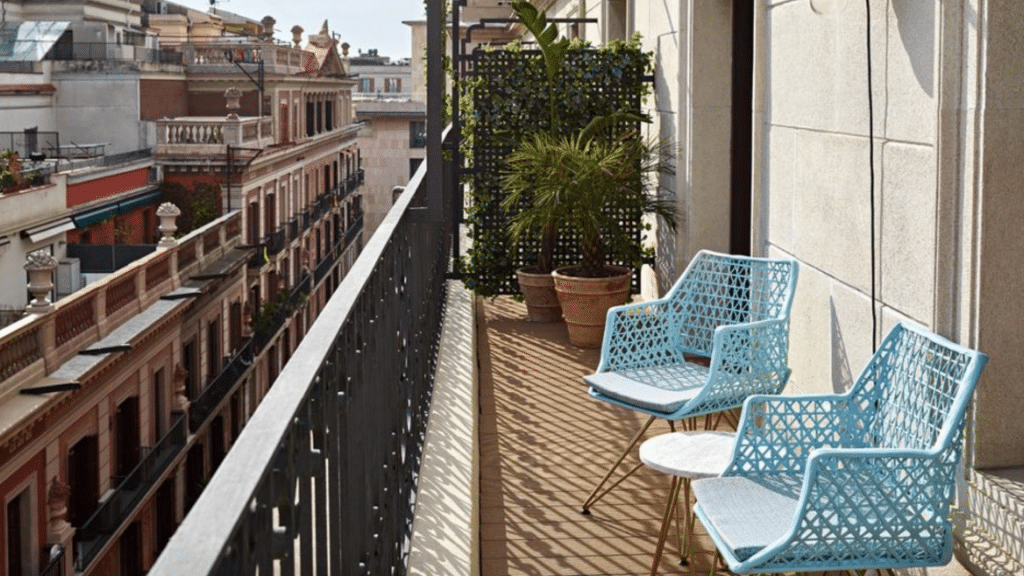 Petit balcon et chaises bleues