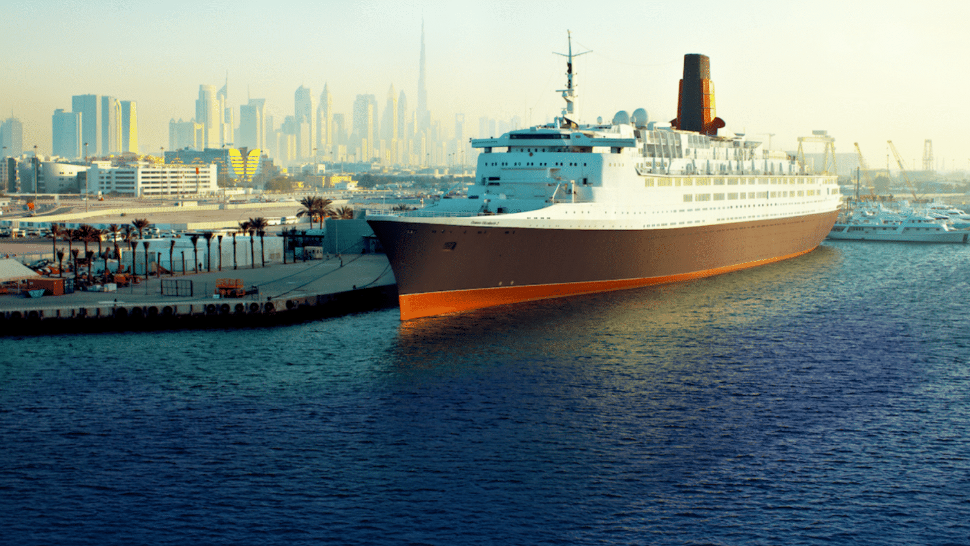 Le Queen Elizabeth II dans le port de Dubaï