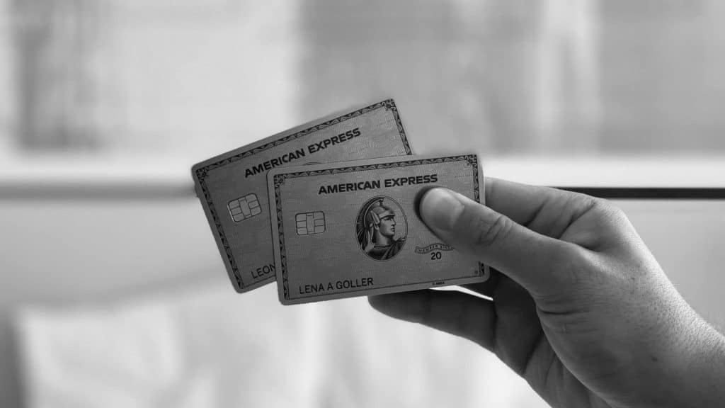 Deux cartes American Express Platinum en une seule main
