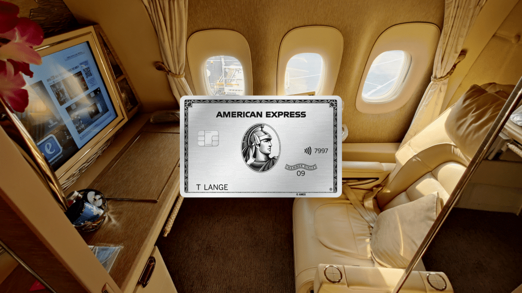 Platinum Amex devant une Business Class en avion