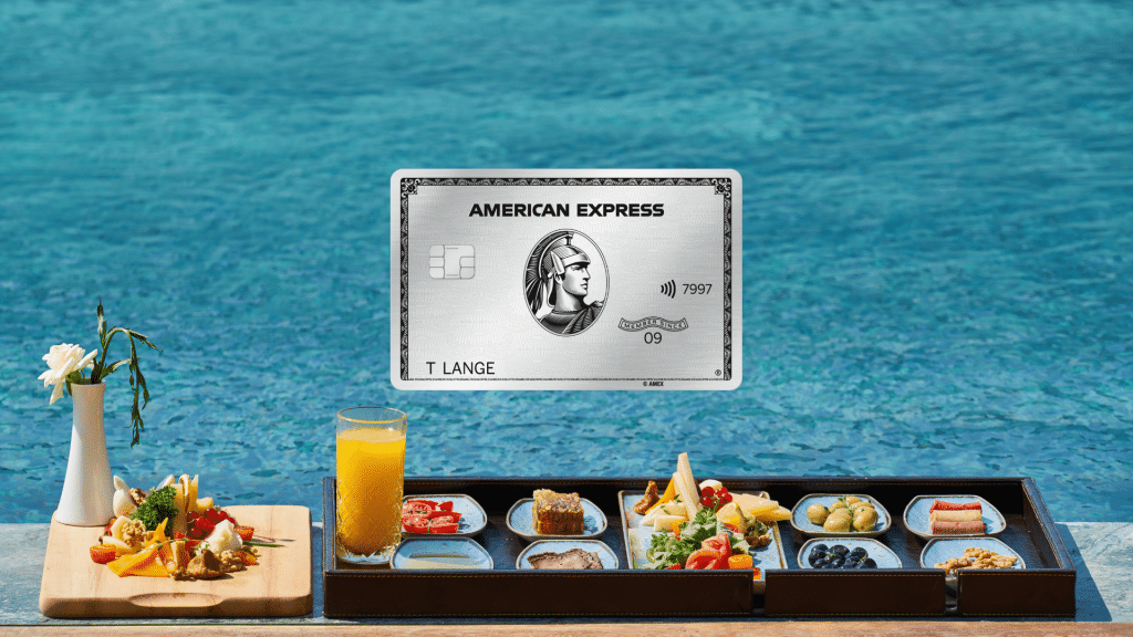 American Express Platinum Card devant la mer et un plateau-repas