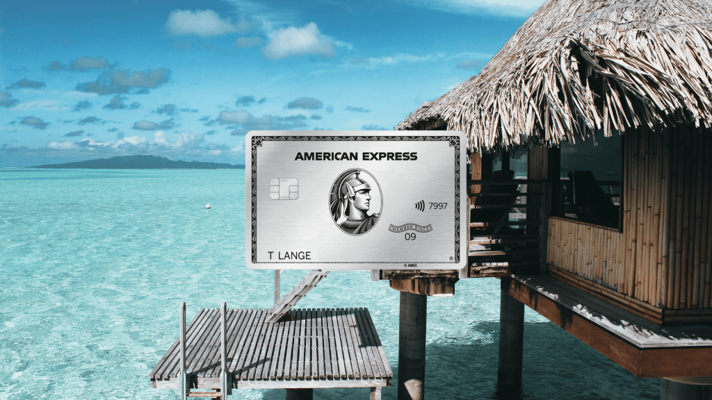 American Express Platinum Card devant un bungalow dans l'eau