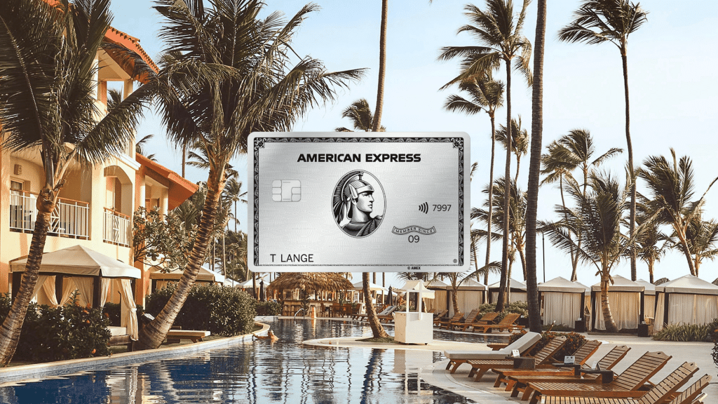 American Express Platinum Card devant des palmiers et une piscine