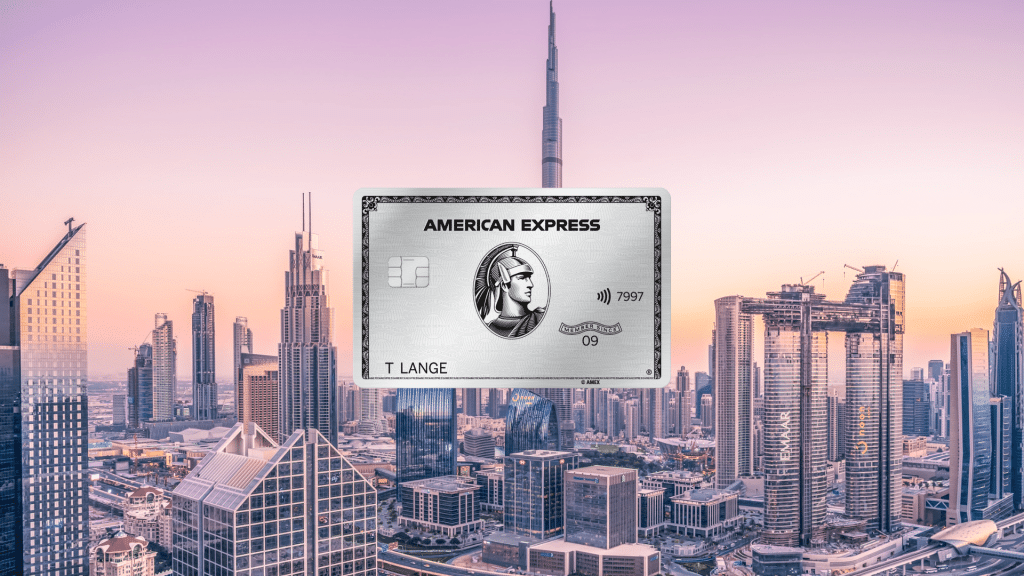 American Express Platinum Card devant le skyline au coucher du soleil
