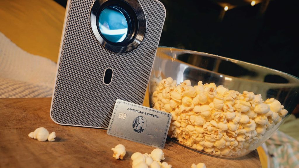 Amex Platinum devant un bol de pop-corn et un vidéoprojecteur