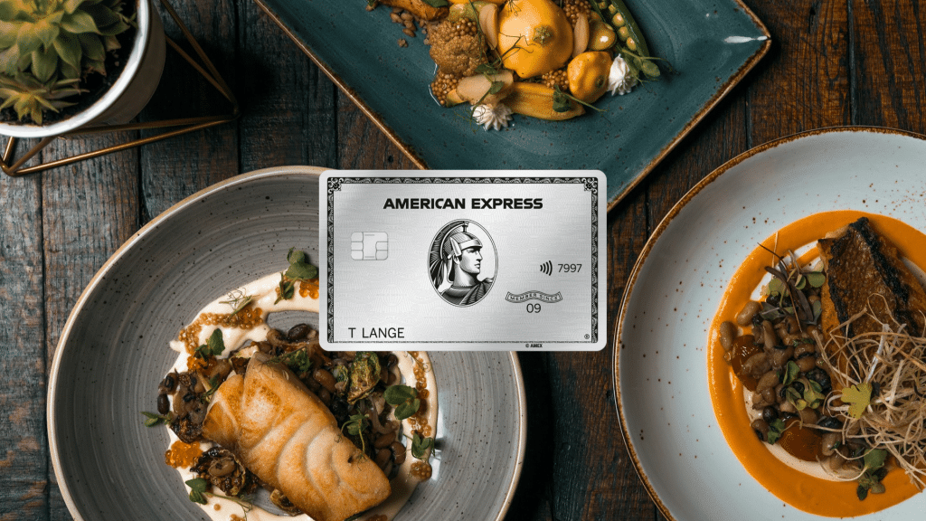 Carte American Express Platinum devant des assiettes de plats au restaurant