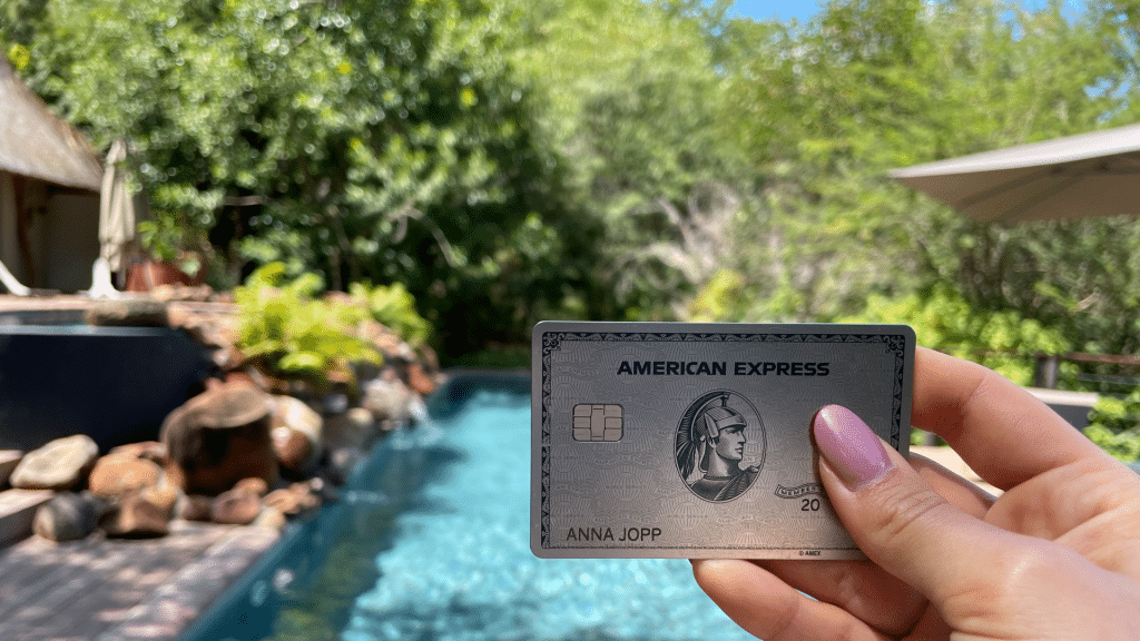 American Express Platinum Card devant la piscine et les plantes