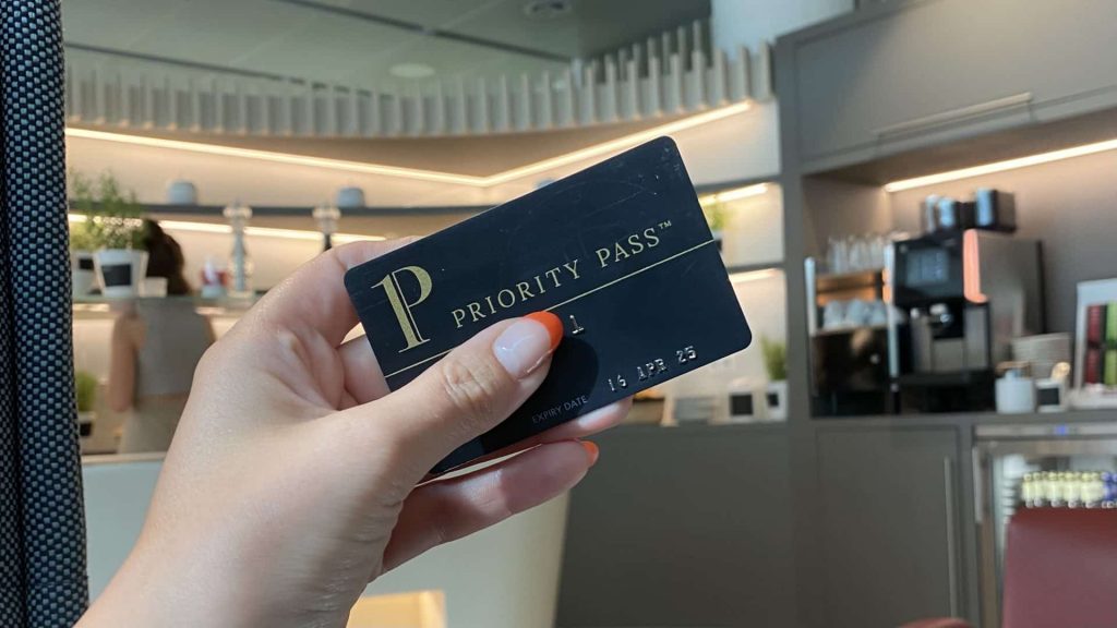 Carte Priority Pass en main devant un buffet