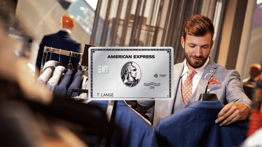American Express Platinum Card devant un homme qui regarde un costume