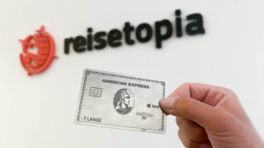 American Express Platinum Card devant le logo de Reisetopia